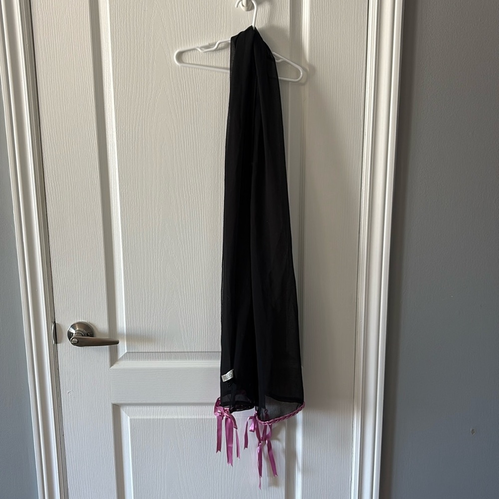Billblass polyester scarf/shawl with pink ribbon at ends